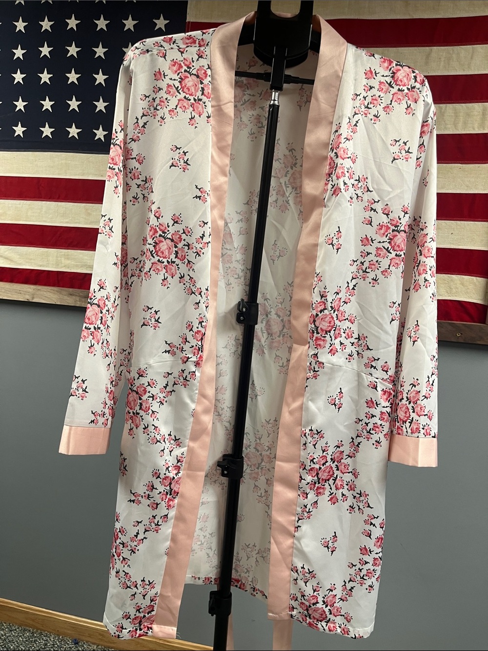 Morgan Lane White Floral Satin-Trim Kimono Robe - Pink Accents